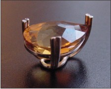 Detalle engaste con 3 uñas dobles, joyería fina, escuela de joyería, arte y diseño CADJ ®: